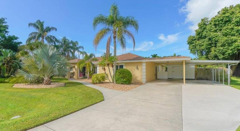 Heated Pool Home - Perfect Location - Walk to Beach Restaurants and More