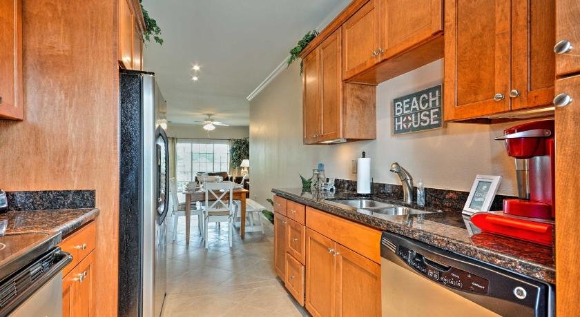 Oceanfront Galveston Condo with Balcony and Pool Access