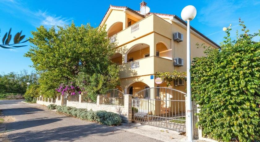 House with 7 bedrooms in Sabunike with private pool enclosed garden and WiFi