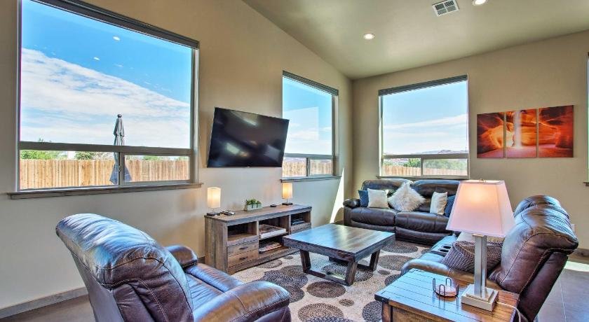 Upscale Moab Townhome with Hot Tub - 20 Min to Arches