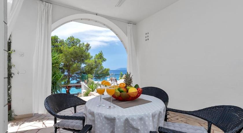 Beachfront Apartment Nives