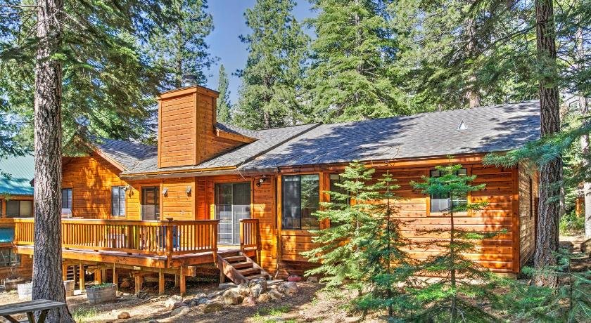 Cozy Truckee and Northstar Cabin with Den and Fireplace