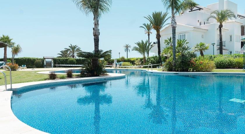 Front-line garden apartment in Palm Beach Marbella