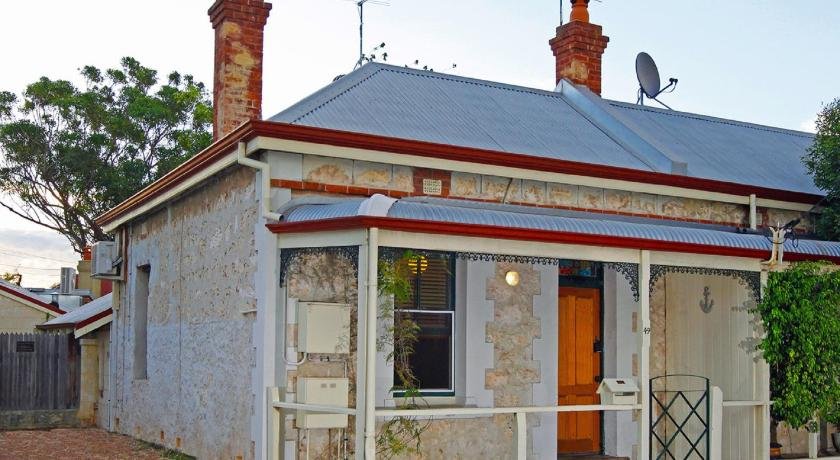 Art on Attfield - cute heritage 1 bedroom stone cottage