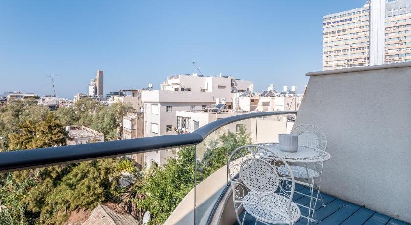 Modern & Sunny 1 BDR w balcony and parking