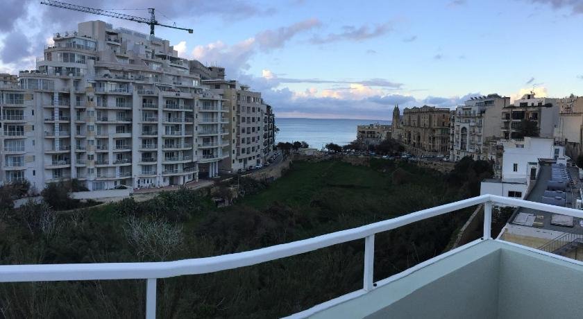 Balluta Bay Beach house with Seaviews