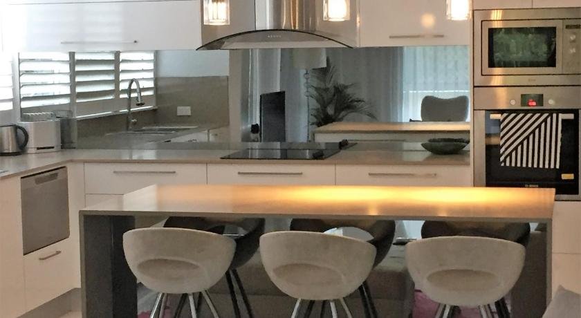 Stunning Burleigh Beach Apartment