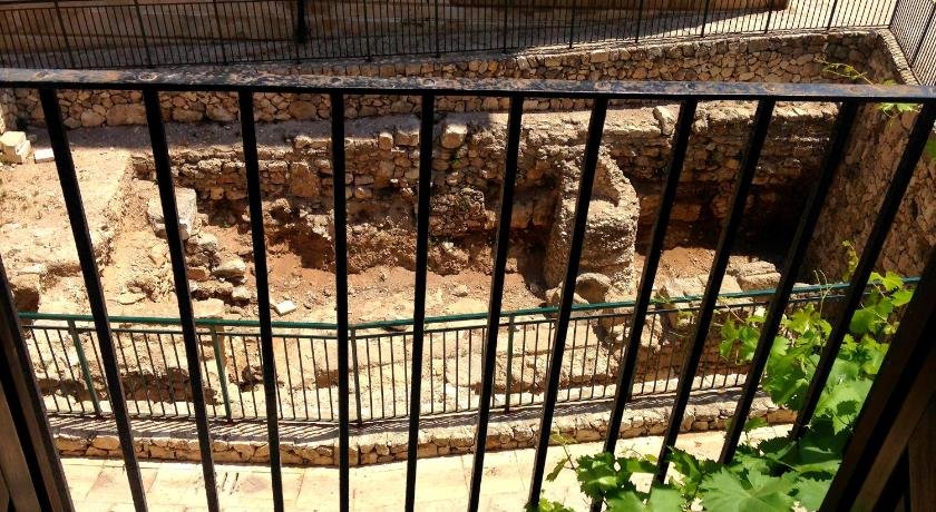 Independent house in Ortigia with view of archaeological excavation in front of Palazzo Montalt