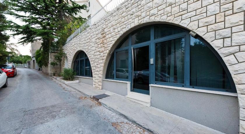 Luxury Studio Arc