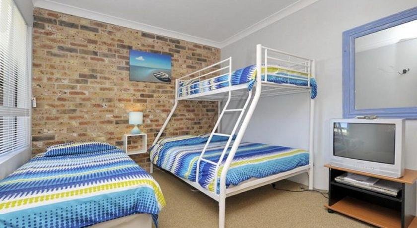 73 'Bay Parklands' 2 Gowrie Avenue - Solar Heated Pool Spa Tennis Court & Views