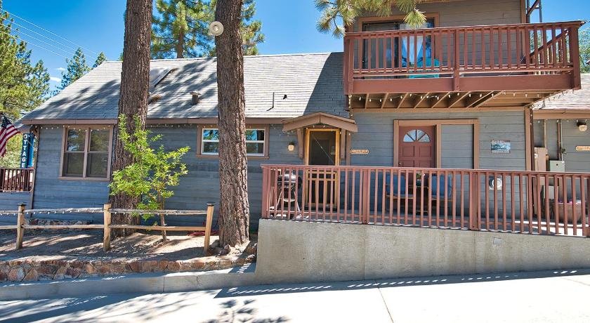 Fox n Bear Cottages Relax and Enjoy Ski or Lake Vacation