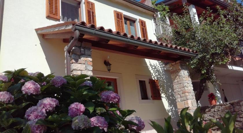 Apartment Parenzana Little Row House With Big Green Yard