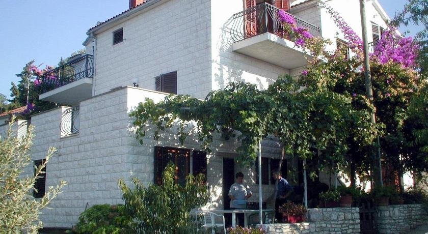 Apartments Raic Supetar