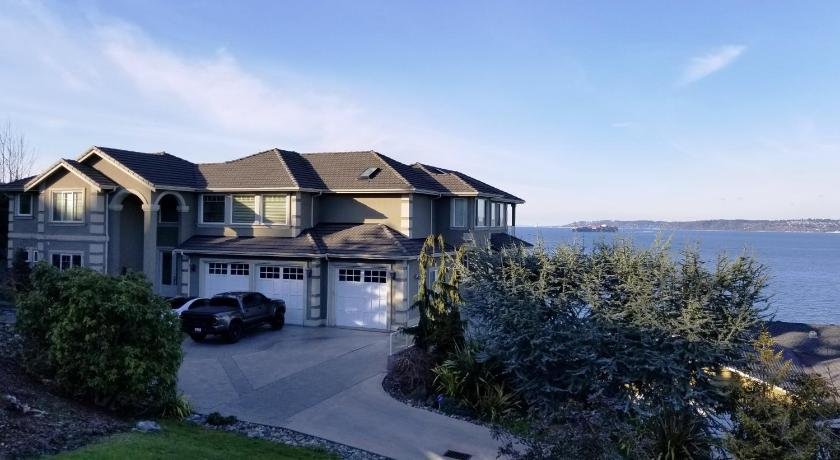 Redondo waterfront house with a private room