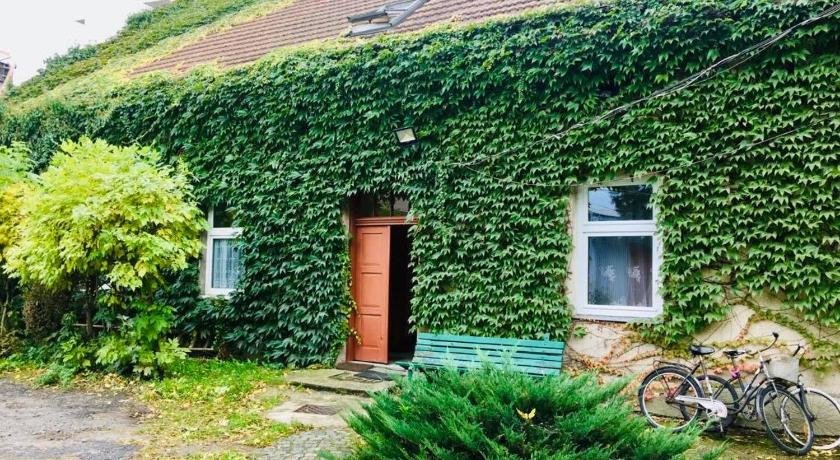 Apartment in Ivy covered house near Old Town
