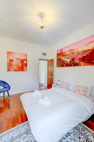 Charming spacious 4BR apt near the sea