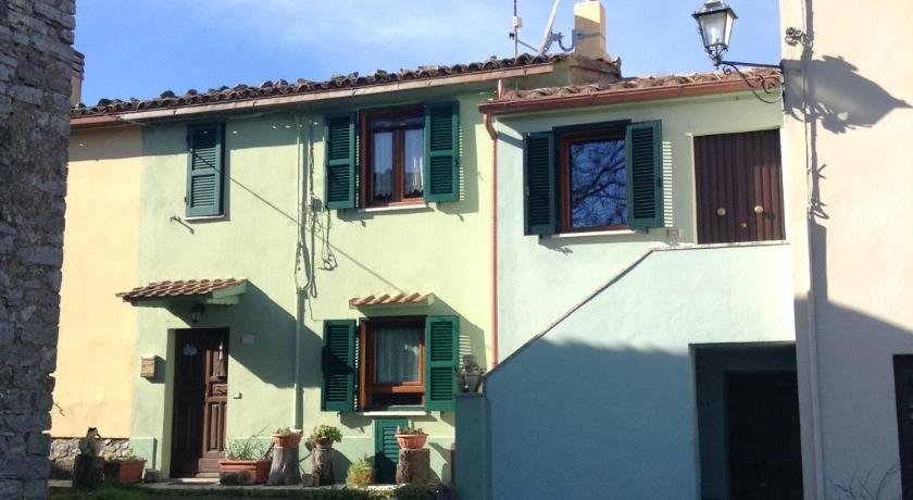 Casa Lory Montevitozzo frazione Sorano-camera con bagno privato cucina e salotto