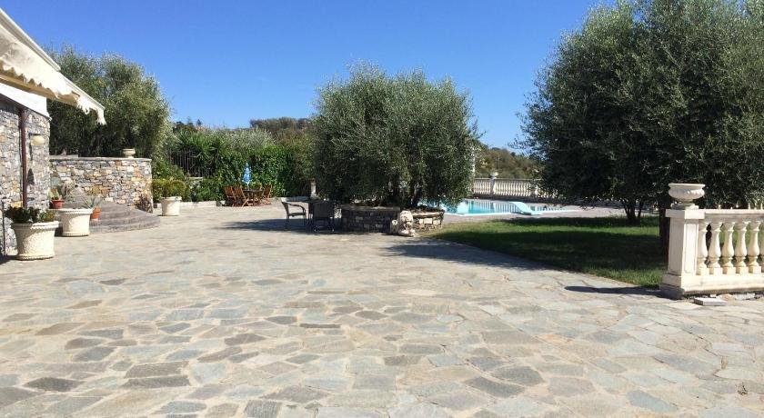 Villa con piscina a Imperia Italy