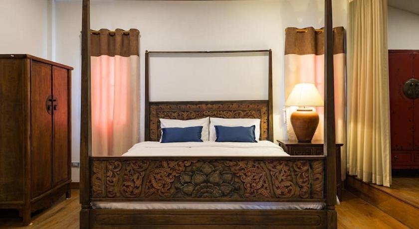 Artisan's Antique House - Silom