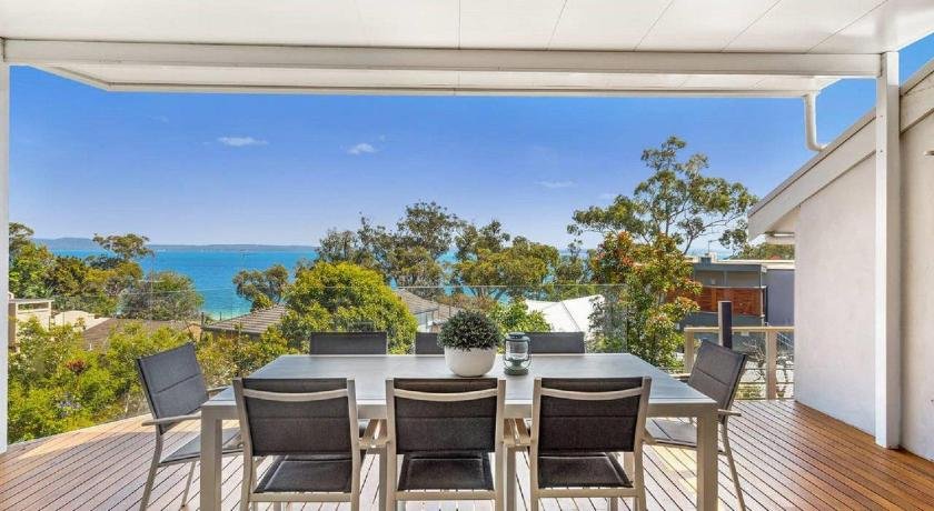 'Nunkeri' 5 Kerrie Close - Stunning House With Fabulous Views Linen Wifi & Air Conditioning