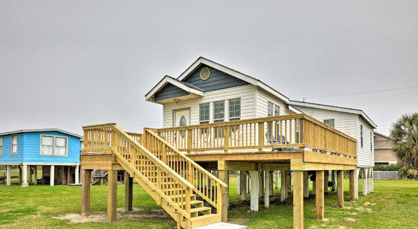 Upscale Galveston Cottage with Wraparound Deck