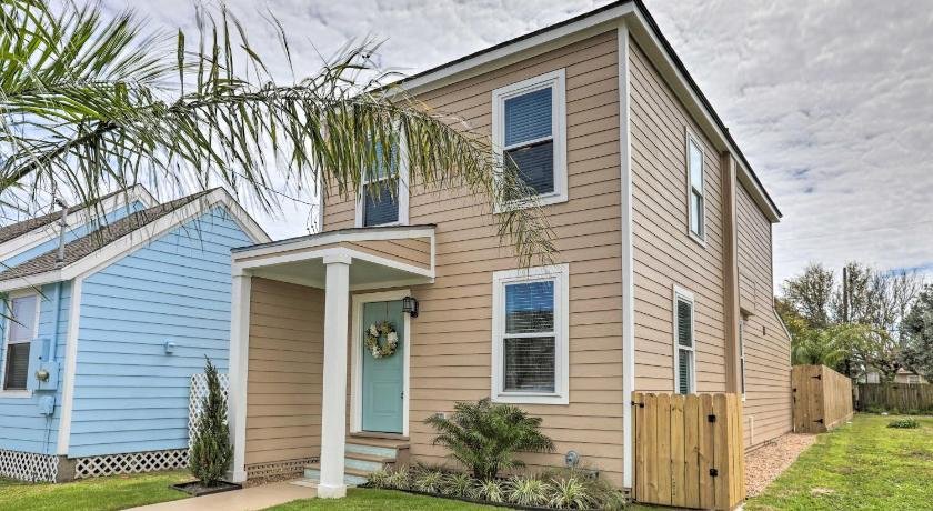 Dog-Friendly Galveston Home - Walk to Beach