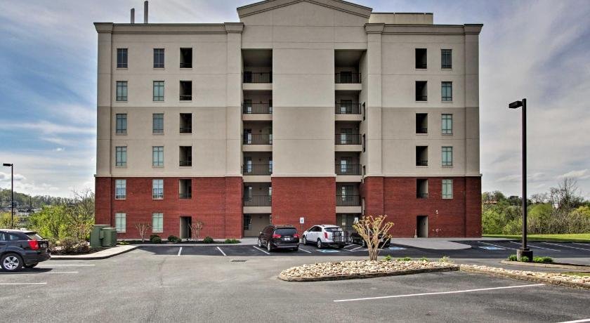 Sevierville Resort Retreat with Balcony and Mtn Views