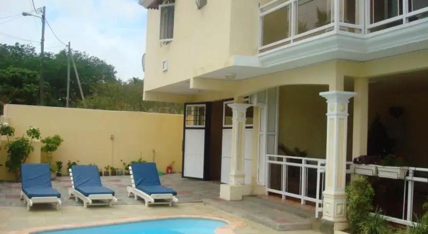 House with 5 bedrooms in Grand Baie with shared pool enclosed garden and WiFi 400 m from the beach