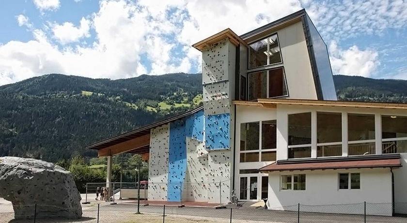 Chalet Zur Auszeit - Direkt am 5 Sterne Campingplatz Aufenfeld im Zillertal mit Hallenbad und Sauna
