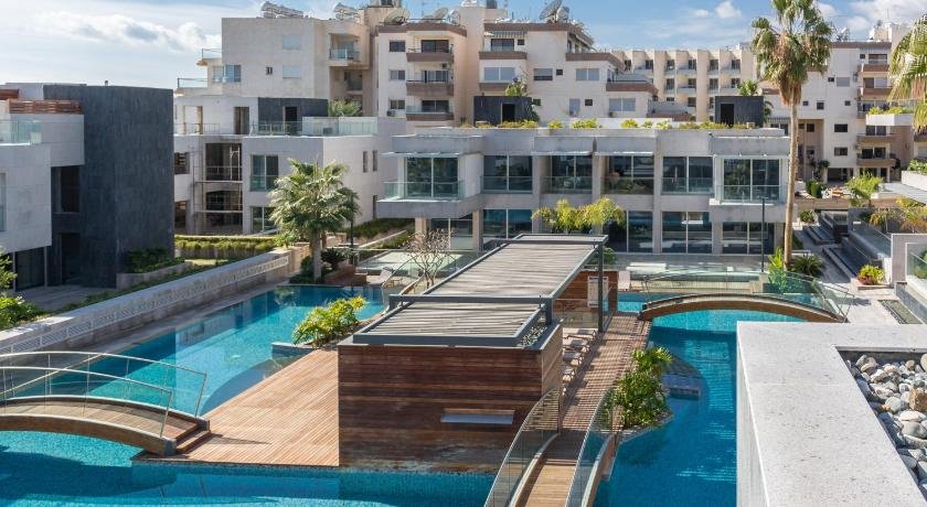 Carmencita Studio B14 with pool & gym