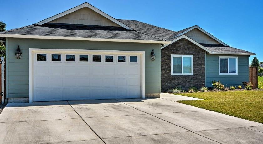 Cozy Home with Yard - 3 Mi to Downtown Medford