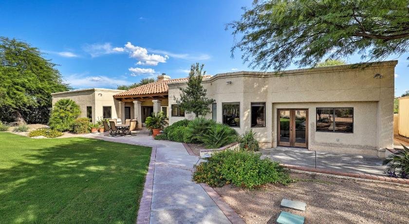 Tucson Home with Pool - 9 Mi to Saguaro Natl Park