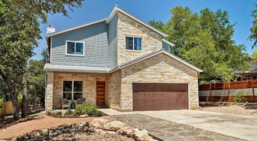 Spacious Getaway with Patio 3 Blocks to Lake Austin
