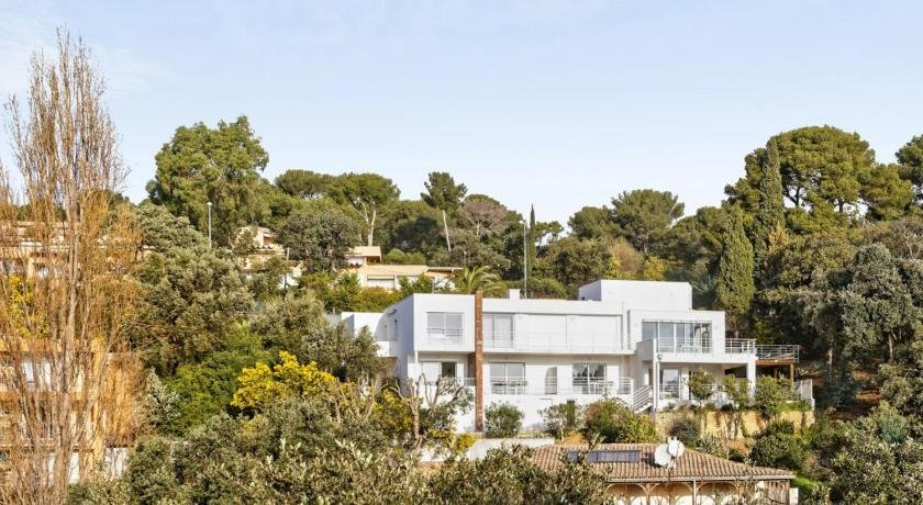 Nice AC studio with large terrace feet in the water in Cavalaire - Welkeys