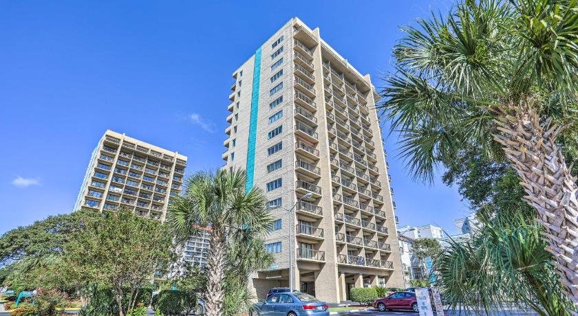 Condo with Patio & Pool Access 5 Mi to SkyWheel
