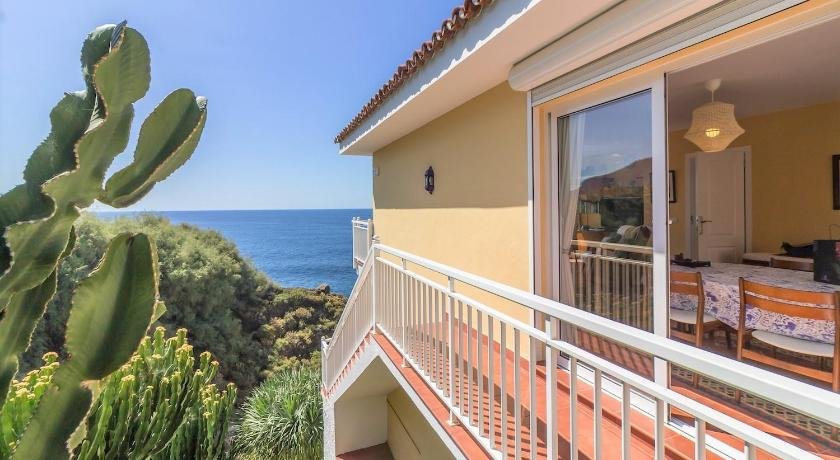 Villa in protected space in front of the sea