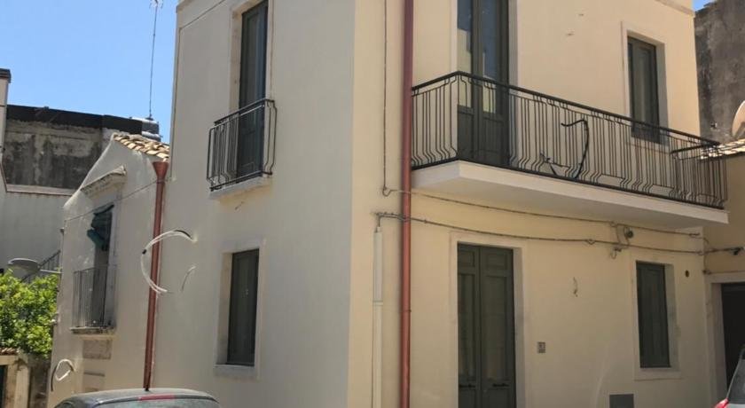 Independent townhouse in the historic center of Noto