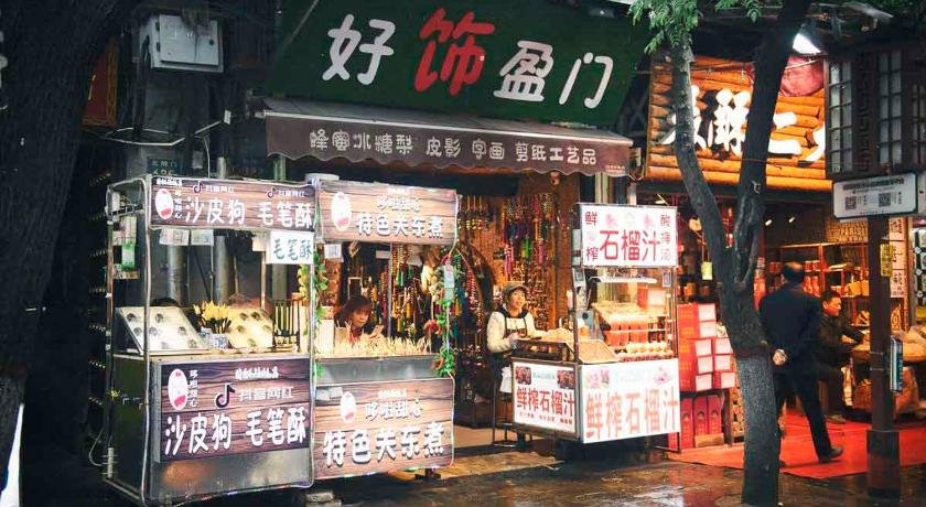 Xi'an lianhu huiminjie zhonggulou