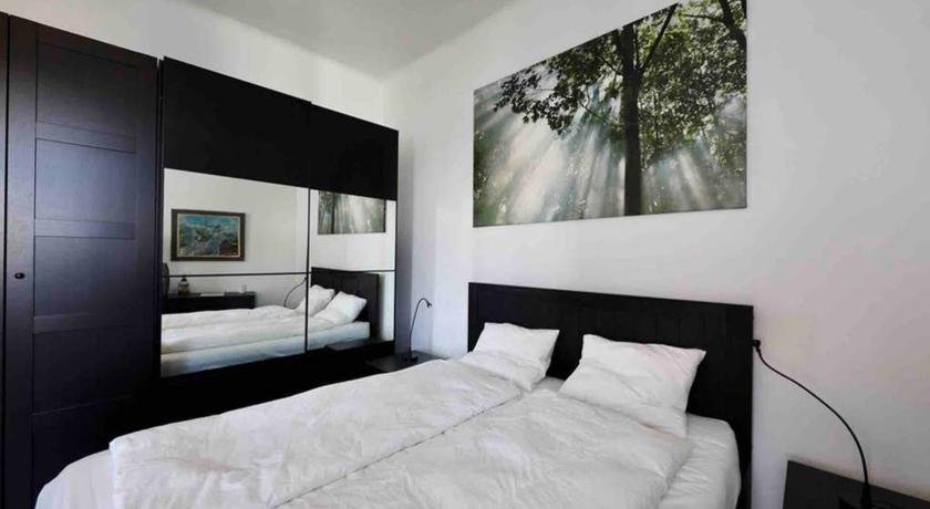 Spacious 1 BR City Apartment Belvedere