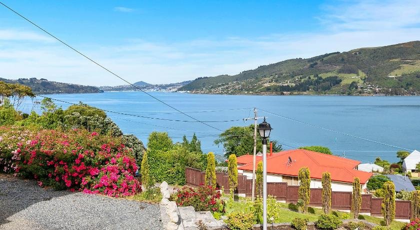 Macbay Retreat - Macandrew Bay Holiday Home