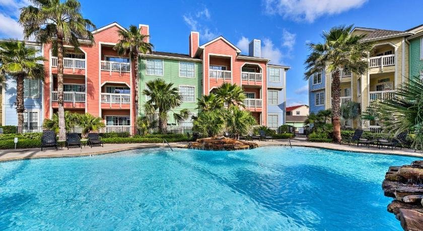 1st Floor Galveston Condo Across from Beach