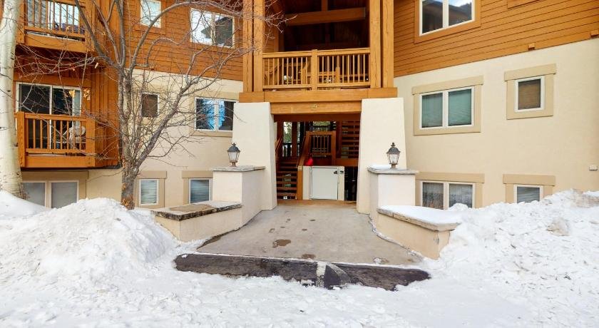 Beautiful East Vail 3 Bedroom Condo w/Hot Tub On shuttle Route