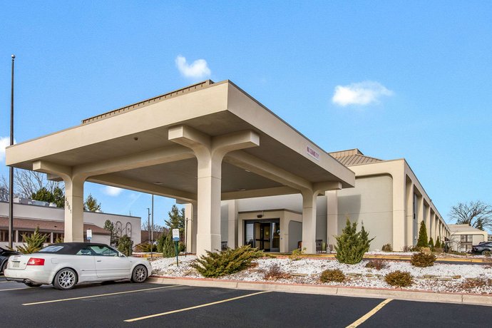 Clarion Inn and Suites by Choice Hotels Grand Rapids Airport