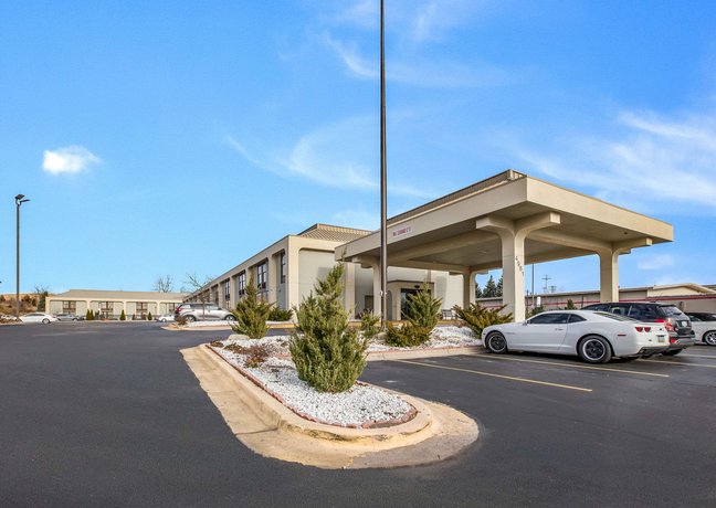 Clarion Inn and Suites by Choice Hotels Grand Rapids Airport