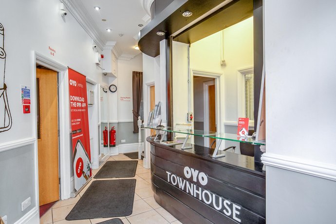 OYO Townhouse New England Victoria