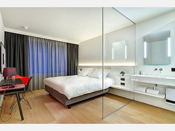 R hotel experiences