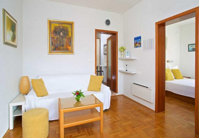 Apartments Tobo - parking and grill