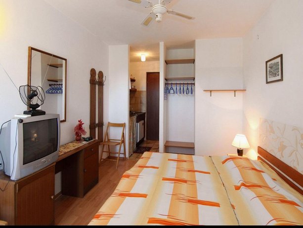 Studio Apartment Nik-50m from beach