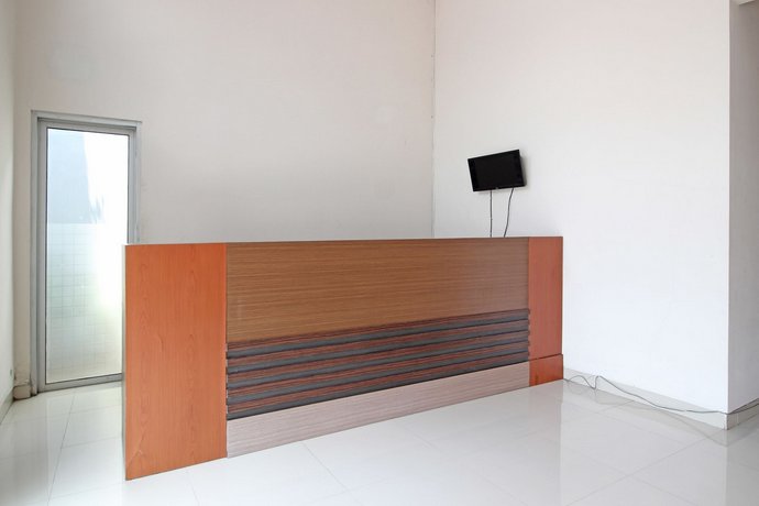 RedDoorz near Hartono Mall 3