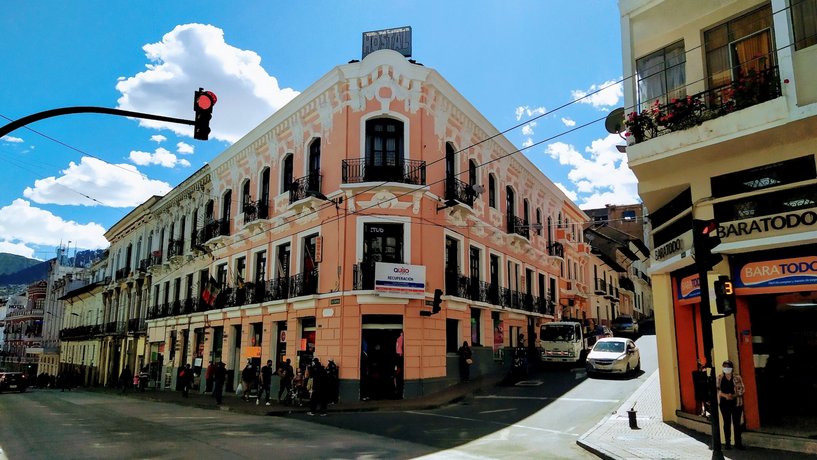 Hotel Latitud Ecuem